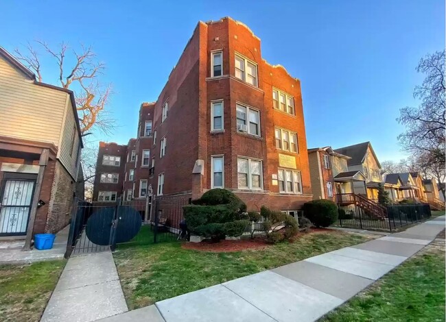 7933 S Woodlawn Ave in Chicago, IL - Building Photo - Primary Photo