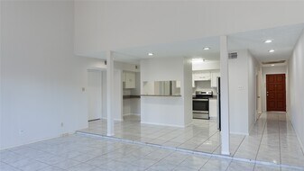 9102 Benthos Dr in Houston, TX - Building Photo