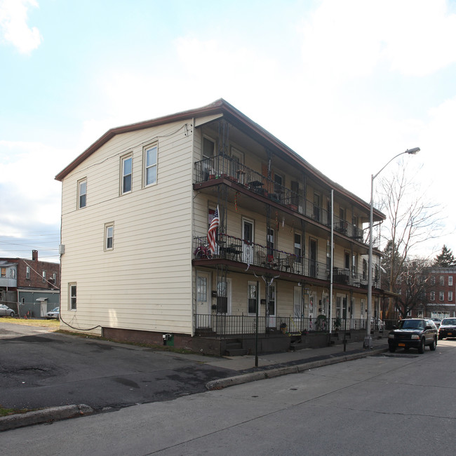 18-26 E Saint James St in Kingston, NY - Foto de edificio - Building Photo