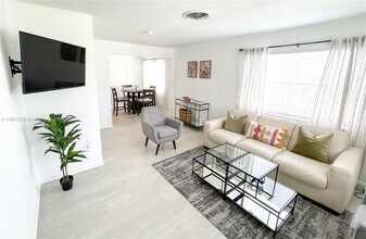 1311 NE 118th St in Miami, FL - Foto de edificio - Building Photo