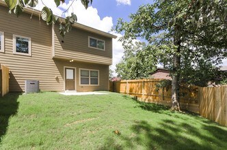 Woodgate Townhomes in Conroe, TX - Foto de edificio - Building Photo