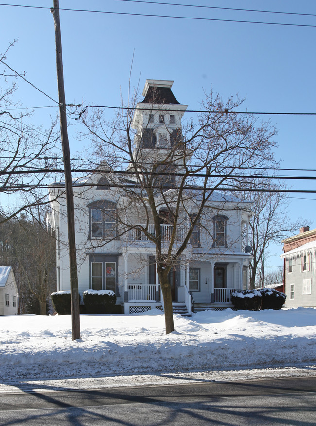 424 E Main St in Palmyra, NY - Building Photo - Building Photo