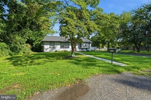 409 River Rd in Croydon, PA - Building Photo