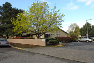 Walnut Grove Apartments in Portland, OR - Building Photo - Building Photo