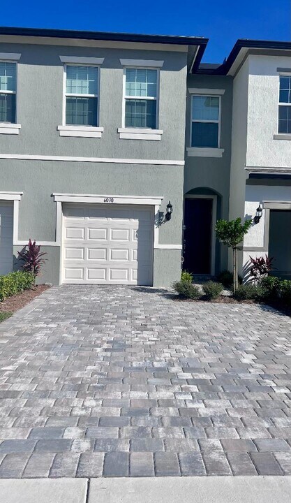 6030 Praza Ln in Greenacres, FL - Building Photo