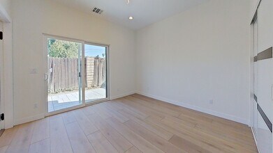 7536 Newcastle Ave in Los Angeles, CA - Building Photo - Building Photo