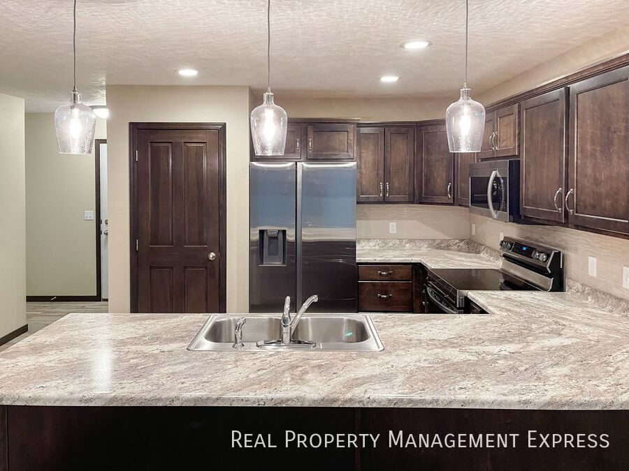 3 Bedroom 2.5 Bathroom Single Family Townhome in Sioux Falls, SD - Building Photo