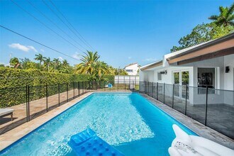 5901 SW 56th Terrace in South Miami, FL - Building Photo - Building Photo