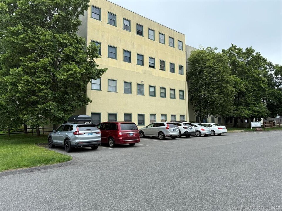 137 Judd Square in Wallingford, CT - Building Photo