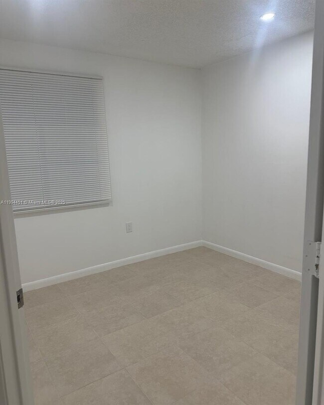 1165 NW 125th Pl in Miami, FL - Building Photo - Building Photo