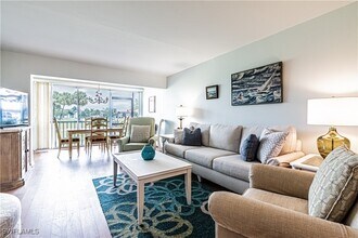 1 High Point Cir W in Naples, FL - Building Photo - Building Photo