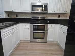 11091 NW 7th St in Miami, FL - Building Photo - Building Photo