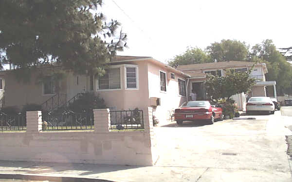 10230 Fernglen Ave in Tujunga, CA - Building Photo