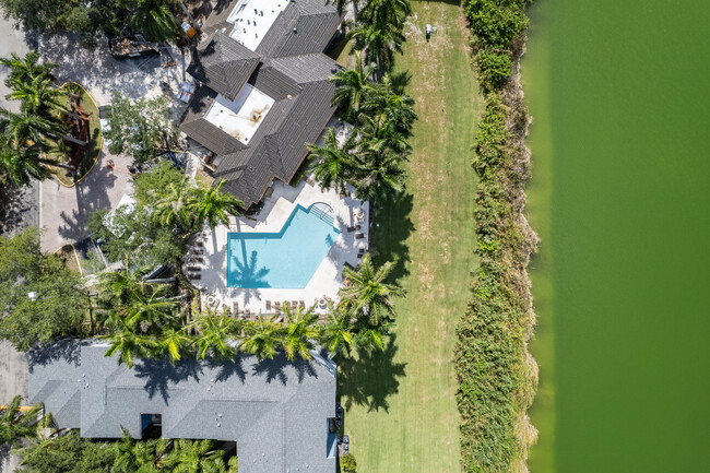 Sunset Bay Apartments in Miami, FL - Foto de edificio - Building Photo