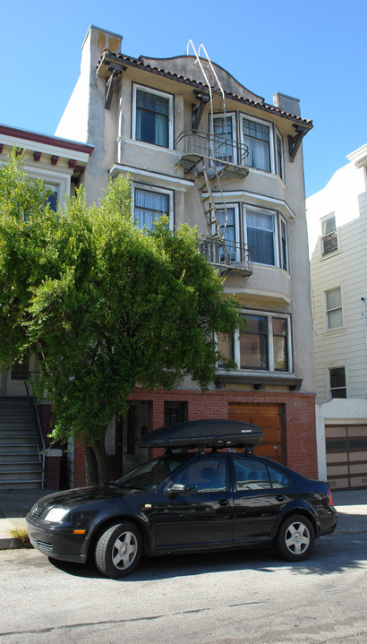 131 Hugo St in San Francisco, CA - Building Photo