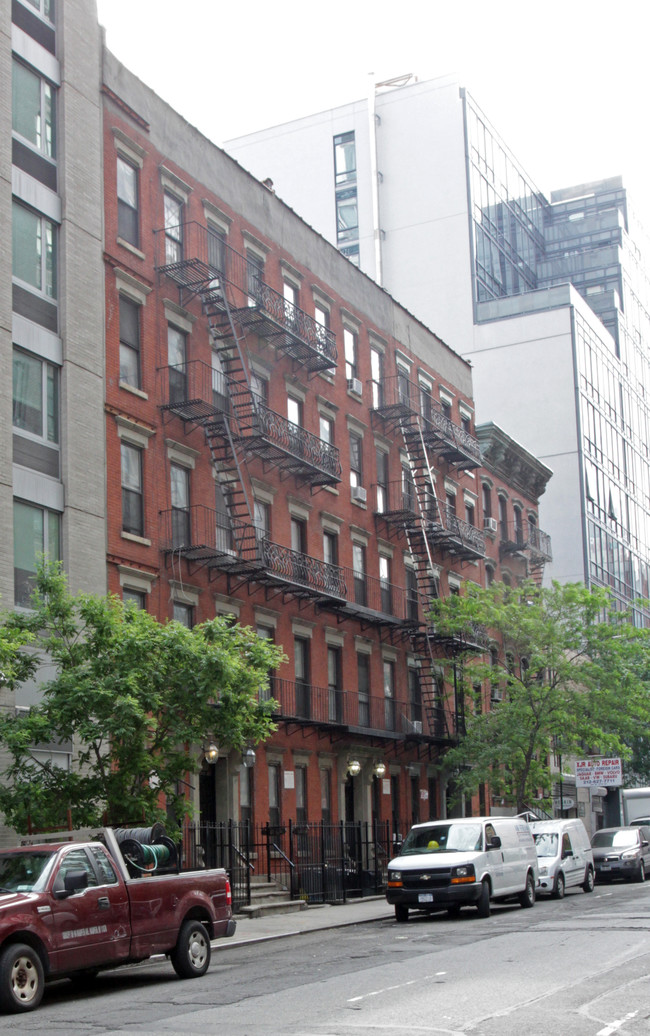 447 W 37th St in New York, NY - Building Photo - Building Photo