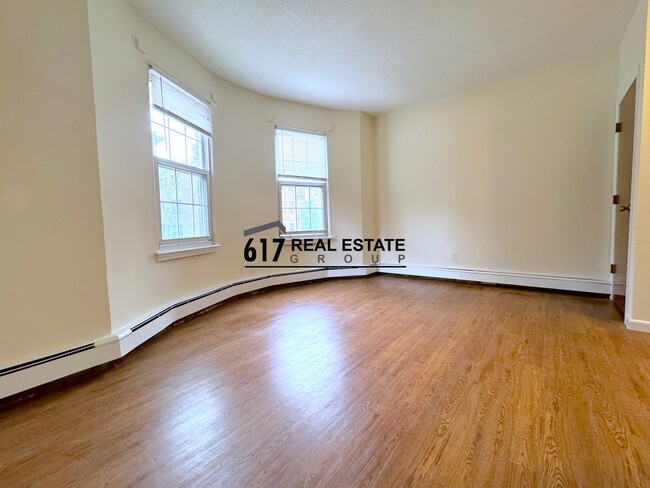 74 S Huntington Ave, Unit 1 in Boston, MA - Building Photo - Building Photo