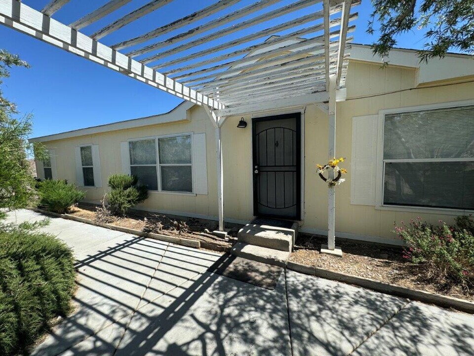 32478 Sapphire Rd in Lucerne Valley, CA - Building Photo