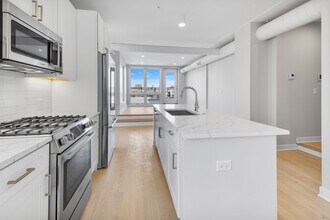 4637 N Ashland Ave, Unit 205 in Chicago, IL - Building Photo - Building Photo