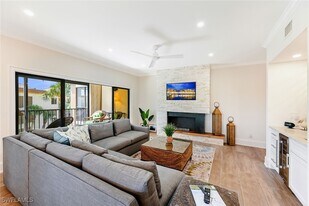 6770 Pelican Bay Blvd in Naples, FL - Building Photo