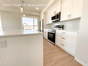 80 Carrington Plz NW in Calgary, AB - Building Photo - Building Photo