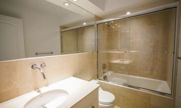 315 W 57th St-Unit -12 in New York, NY - Foto de edificio - Building Photo