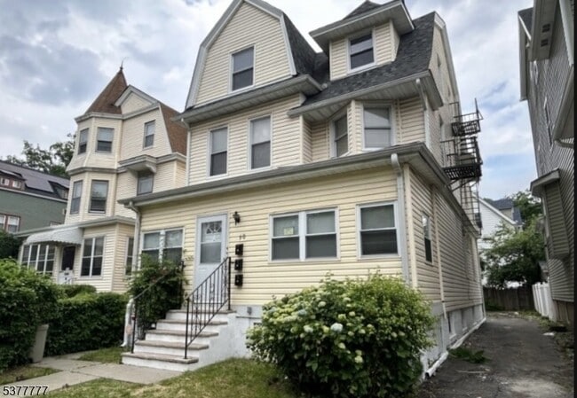 90 N 18th St in East Orange, NJ - Building Photo - Building Photo