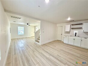 2204 W San Antonio St in New Braunfels, TX - Building Photo - Building Photo
