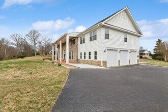 10828 Miller Rd in Oakton, VA - Foto de edificio - Building Photo