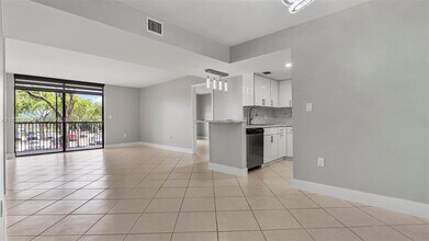 5550 NW 44th St, Unit 205B in Lauderhill, FL - Building Photo - Building Photo