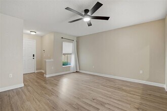 8113 Silent Creek Dr in Tampa, FL - Building Photo - Building Photo