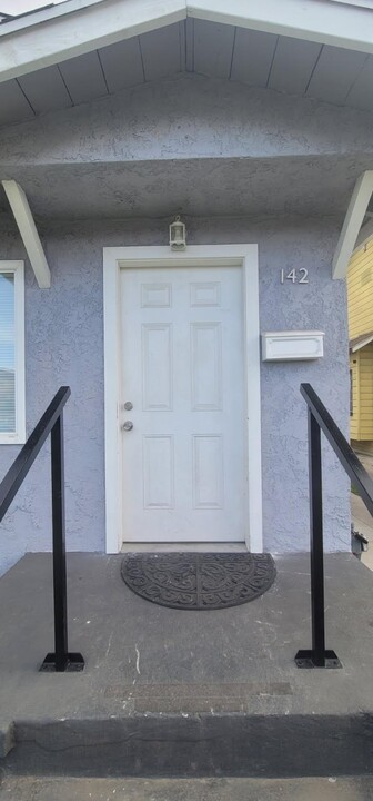 142 E 65th St in Los Angeles, CA - Building Photo