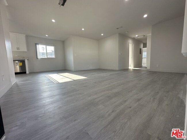 1145 S Holt Ave in Los Angeles, CA - Building Photo - Building Photo