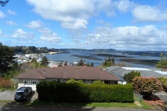 560 Elm Ave in Coos Bay, OR - Building Photo - Building Photo