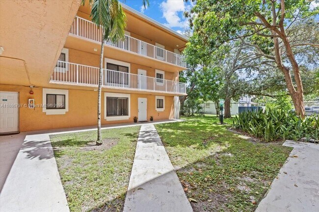 6900 SW 39th St in Davie, FL - Foto de edificio - Building Photo