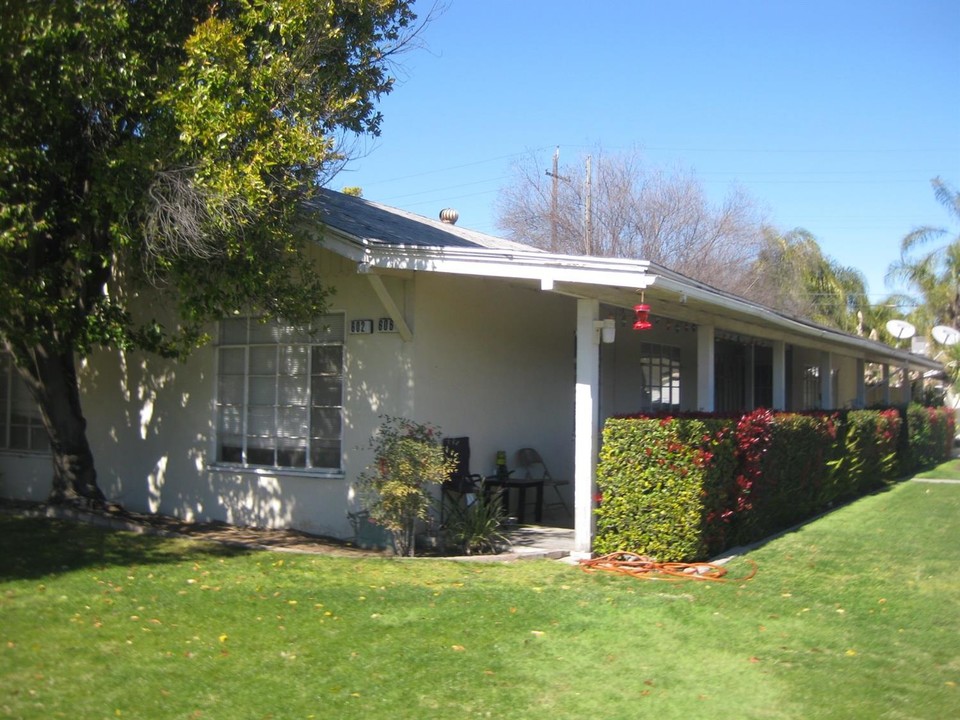 Fresno Hedges Duplex in Fresno, CA - Building Photo