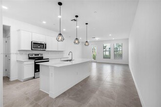 8356 NW 7th Pl in Plantation, FL - Building Photo - Building Photo