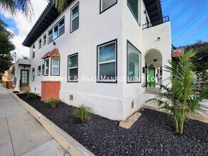 1107 E Broadway in Long Beach, CA - Building Photo - Building Photo