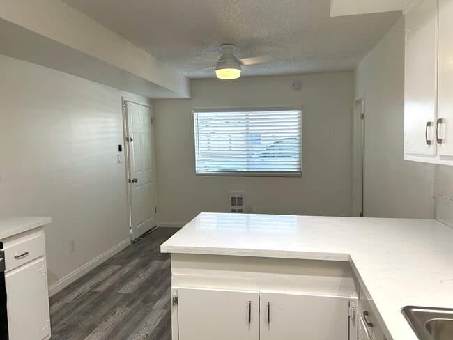 11856 S Inglewood Ave, Unit D