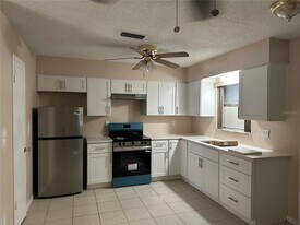 135 NE Madison Cir N in St. Petersburg, FL - Building Photo