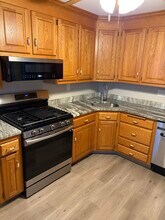 65 Ingraham St, Unit 2nd Floor in Bristol, CT - Foto de edificio - Building Photo