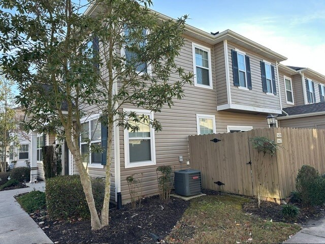 1612 Halesworth Ln in Virginia Beach, VA - Building Photo