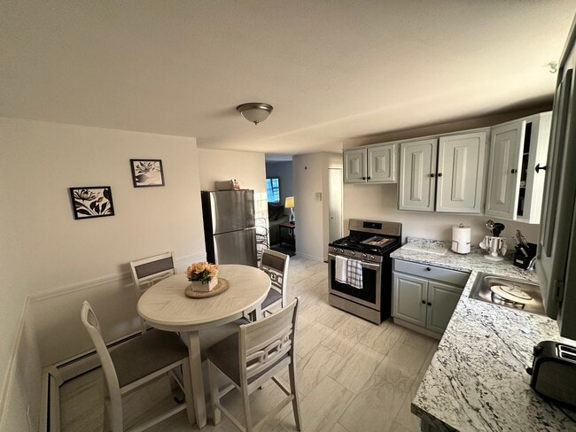 1077 Blue Hills Ave, Unit C in Bloomfield, CT - Building Photo - Building Photo