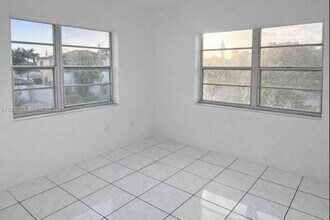 345 Beacom Blvd in Miami, FL - Building Photo - Building Photo