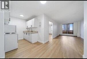 223 Jackson St W in Hamilton, ON - Building Photo