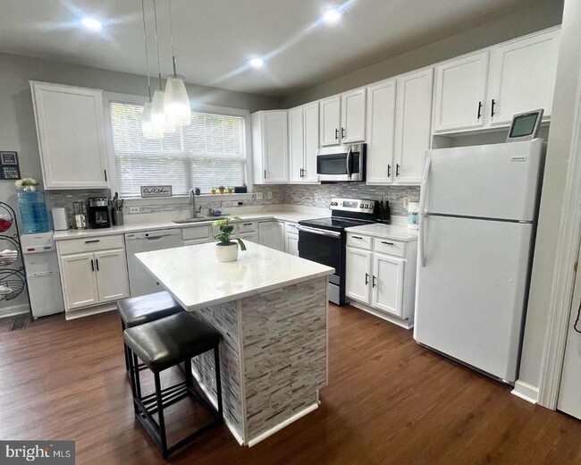 8171 Glade Bank Dr in Manassas, VA - Foto de edificio - Building Photo