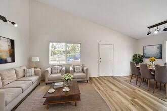 7134 1/2 Yarmouth Ave in Reseda, CA - Foto de edificio - Building Photo
