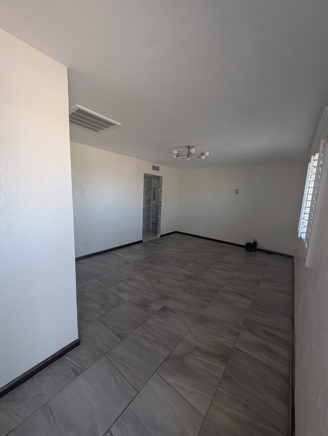 5004 Royal Dr in El Paso, TX - Foto de edificio - Building Photo