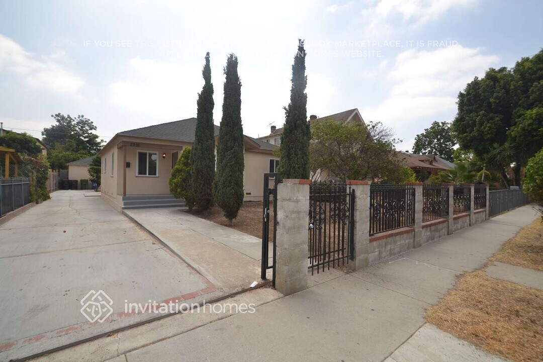 2916 S Halldale Ave in Los Angeles, CA - Building Photo