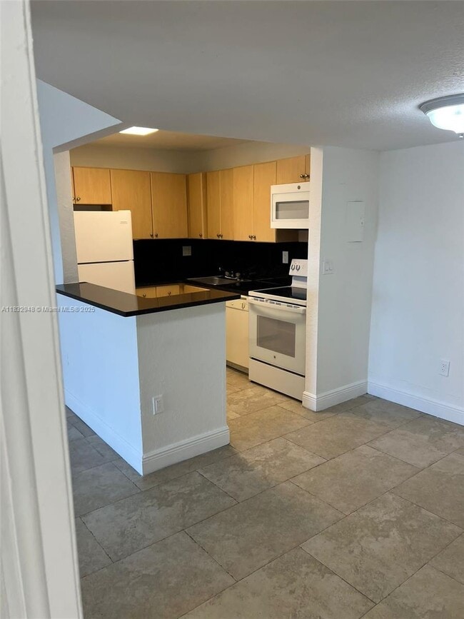 7110 NW 179th St in Hialeah, FL - Building Photo - Building Photo